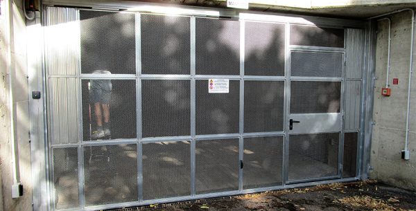 Garage condominiale con cancello in acciaio zincato
